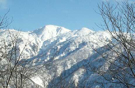 青空に聳える朝日岳　　　負釣山南峰付近より　　　photo by shunの画像