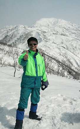 富山県警山岳警備隊・谷口和幸隊員　　初雪山をバックに　　04.3.14の画像