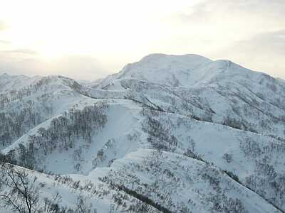 大地から初雪山の稜線　　04.3.14の画像