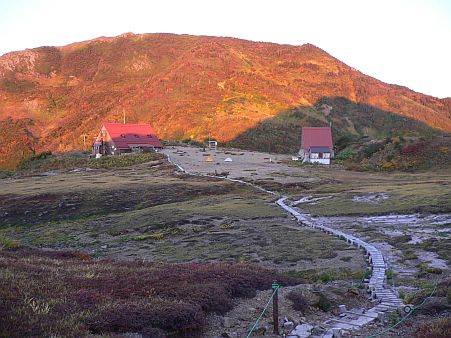 山が、小屋が、真っ赤に染まる　　　　06.10.3の画像