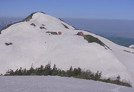 前朝日岳と、朝日小屋　　頂上までの登山道から　　　08.6.16   photo by nyamaの画像