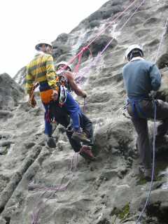 遭難者を背負い、岩場をザイルで下降する訓練の様子　　　　03.5.17