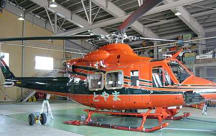 オレンジが鮮やかな機体、消防防災ヘリ「とやま」　　04.3.31の画像