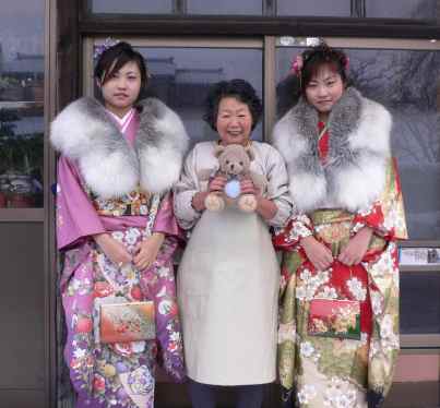 左から　　次女・はるか、祖母・孝子、三女・かなえ　　　下澤家の前での画像