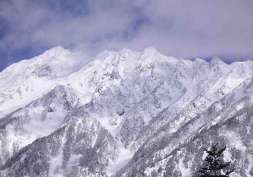 神々しく聳え立つ、西穂高岳の峰々　　05.3.19の画像