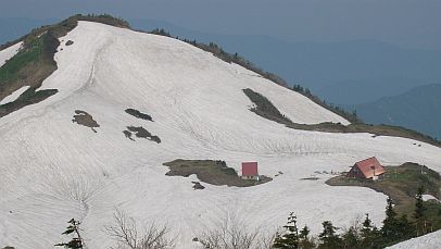 頂上への登山道から眺める　　05.6.21の画像