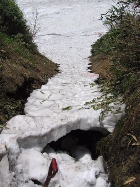 踏み抜きが心配　　薄くなって、危険な状態の雪　　05.7.17　　　　の画像