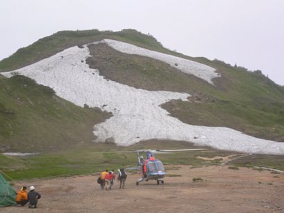 朝日平にて病人を搭乗させる、県警ヘリ「つるぎ」　　　05.7.24の画像