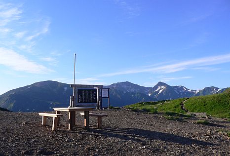 今朝の朝日平から、雪倉岳・白馬岳・旭岳を眺めるの画像