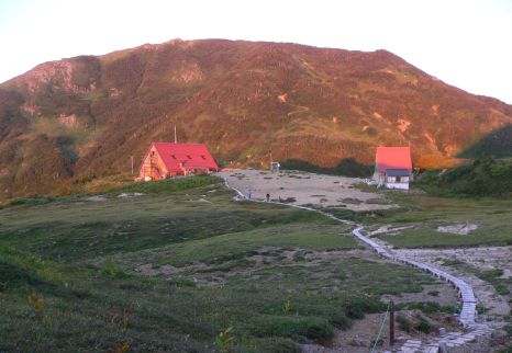夕焼けに染まる朝日岳と、朝日平の様子　　　05.9.8の画像