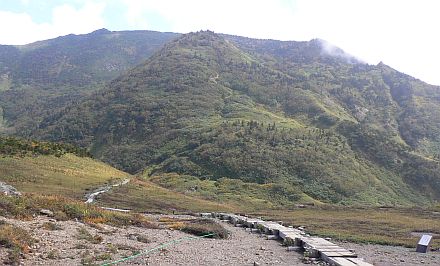 朝日平から、朝日岳山頂方面を眺める　　　05.9.24の画像