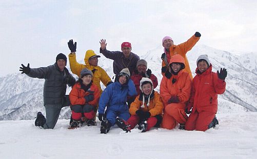 「好山病友の会」メンバー、そしてゲストの皆さんと一緒に　　　大地山頂にて　　　06.1.30の画像
