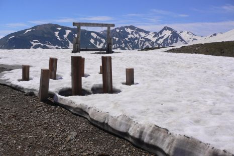 左から雪倉岳、白馬岳、旭岳　　今朝の朝日平からの画像