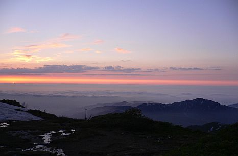 雲海に落ちる夕陽　右に見えるのは、初雪山　　06.6.24の画像