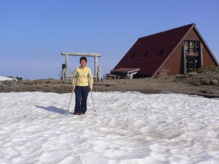 小屋に来てから、初めて雪の上を歩きました！！　　　06.6.29の画像