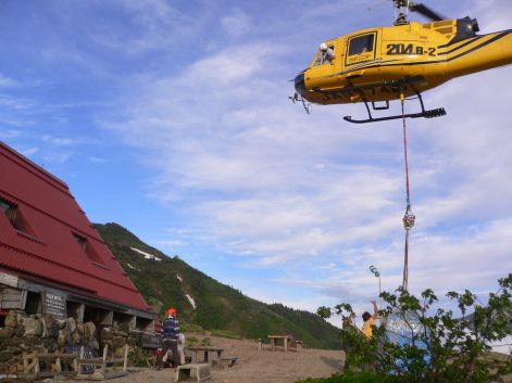 パイロットの腕の見せ所、小屋の前ギリギリに　　　06.7.10の画像