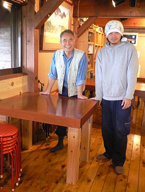 左が親方・棟梁の名越さん、右は若い大工さん・ナオちゃん　　　06.7.17の画像