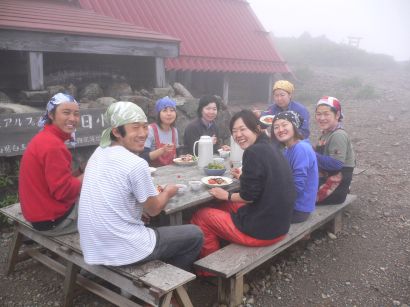 「外ご飯」…とにかく昨日は、みんな外に出たくてしようがなかった　　06.7.19の画像