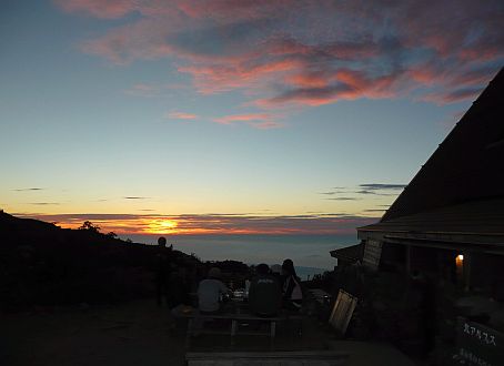 みんなで『外ご飯』　　　夕方の小屋前での画像