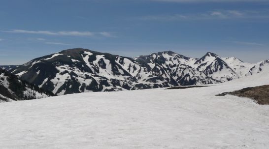 今シーズン最初の山の様子　　左から、雪倉岳、白馬岳、旭岳の画像