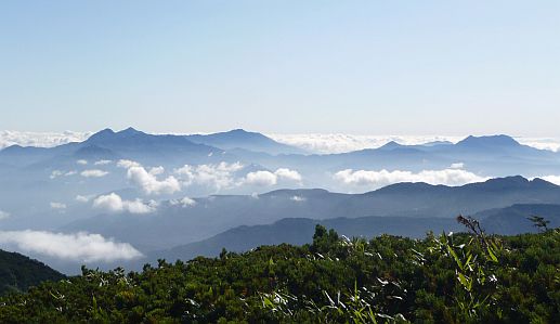 朝日岳山頂から　　新潟県側の山々を眺めるの画像