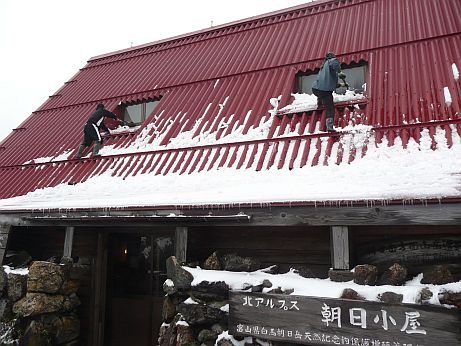 屋根の雪下ろし（！）　　初雪の日、９月２７日の正午頃の画像