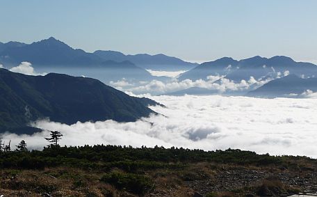 帰路、朝日岳山頂から　　　雲海が湧いて　　　08.10.2の画像