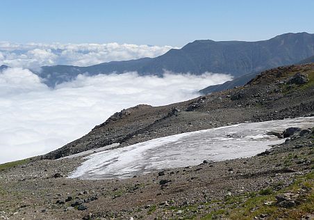 朝日岳山頂直下の、「万年雪」の画像