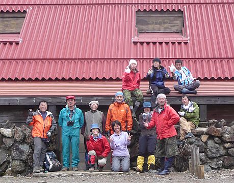 もうすぐ下山開始、閉じられた小屋の前で　　08.10.15の画像