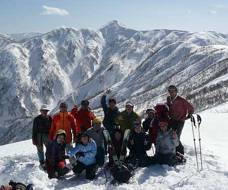 山頂にて記念撮影、   バックは三ヶ辻山（1764.4ｍ）　　　09.3.15の画像