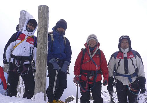 “文三郎道”からの一般ルートを登ったのは、５名　赤岳山頂にて　06.2.4   photo by tetuの画像