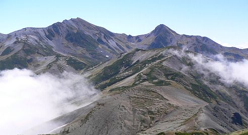 雪倉岳山頂付近から眺める、白馬岳・旭岳　　手前は鉢ヶ岳　　05.9.26の画像