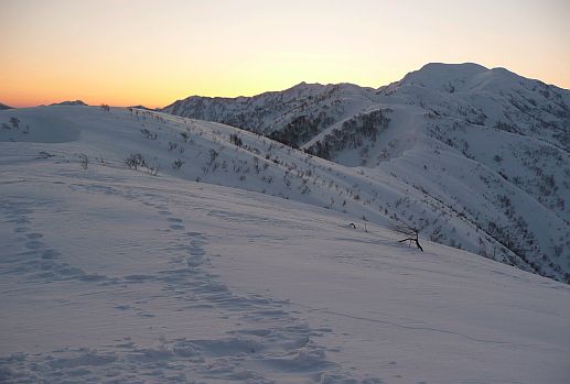 夜明け前　　大地山頂付近より、初雪山　　　08.3.9の画像