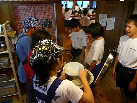 一般のお客様とは別メニューで…中学生はカレーライス 07年の登山会