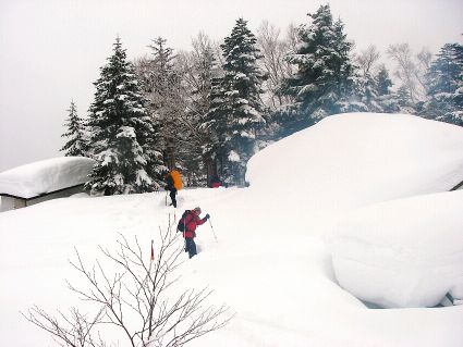 燕岳からの下山、雪に埋もれた合戦小屋前にて　　　07.12.29    photo by shunの画像